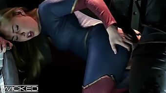 Grote Pik Supergirl Verleidt Braniac Met Haar Sensuele Vingeren