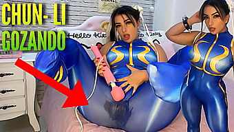 Cosplay Kráska Chun Li Si Užíva S Vibrátorom Hitachi A Dosahuje Vyvrcholenia, Keď Si Namočí Spodnú Bielizeň A Nohavice