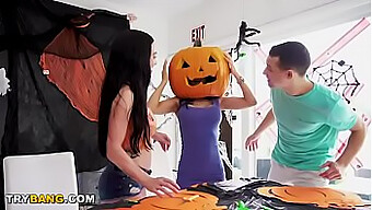 Halloween Tematska Milf Tia Cyrus Dobi Svojo Glavo Zataknjeno V Buči