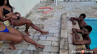 Casal Bissexual Compartilhando Uma Parte Da Bissexualidade Em Um Encontro Quente