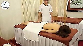 Massage Đồng Tính Nữ: Các Cô Gái Châu Á Trở Nên Tinh Nghịch Với Nhau