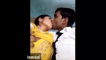 Isteri India Matang Dengan Payudara Besar Dalam Pesta Seks Kereta