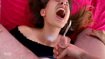 Een Compilatie Van Amateur Brunette Vrouwen Die Gezichts- En Deepthroat Cumshots Krijgen