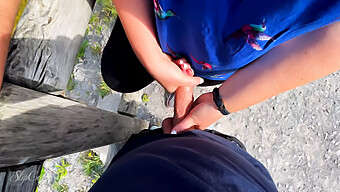 Pov Filmmaterial Von Riskantem Öffentlichen Handjob In Deutscher Outdoor-Umgebung