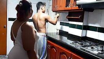 Mãe Americana E Uma Garota Adolescente Transando Na Cozinha. Você Não Vai Querer Perder Essa Cena Quente E Picante!